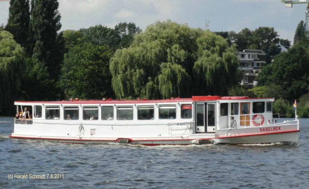 SASELBEK (H 6043) am 7.8.2011, Hamburg, auf der Alster / 
Alsterschiff / La 20,62 m, B 5,15 m / 1937 bei Aug. Pahl, HH-Finkenwerder / im Laufe der Dienstzeit div. Male umgebaut und neumotorisiert /
