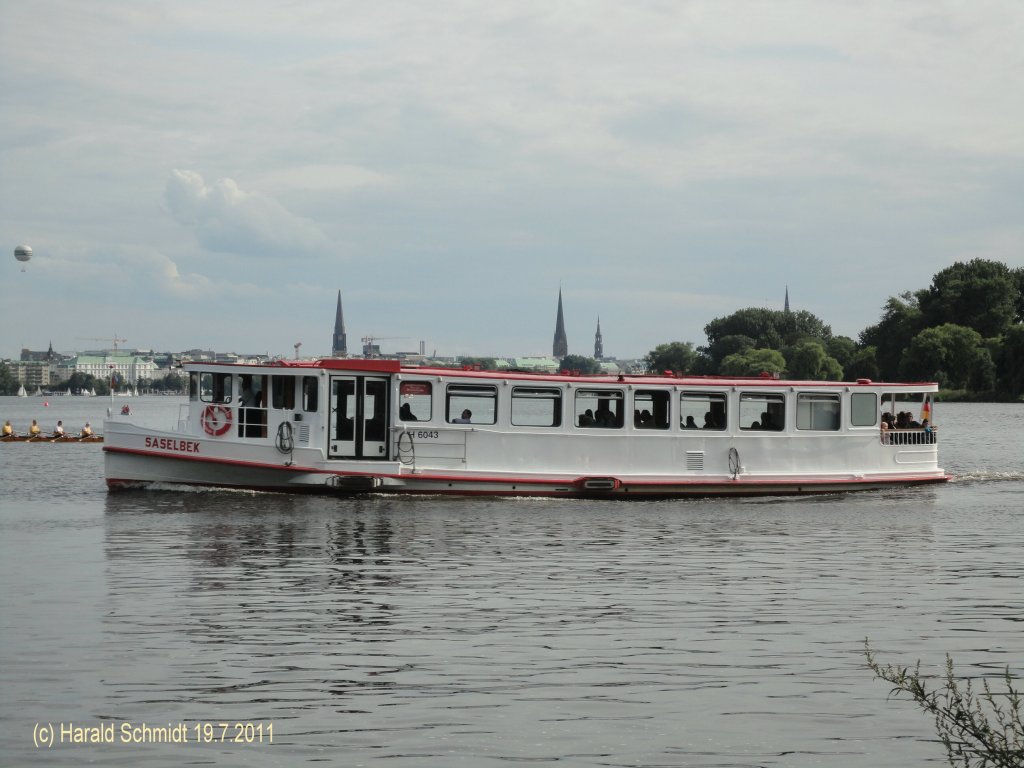 SASELBEK (H 6043) am 7.8.2011, Hamburg, auf der Alster / 
Alsterschiff / La 20,62 m, B 5,15 m / 1937 bei Aug. Pahl, HH-Finkenwerder / im Laufe der Dienstzeit div. Male umgebaut und neumotorisiert /
