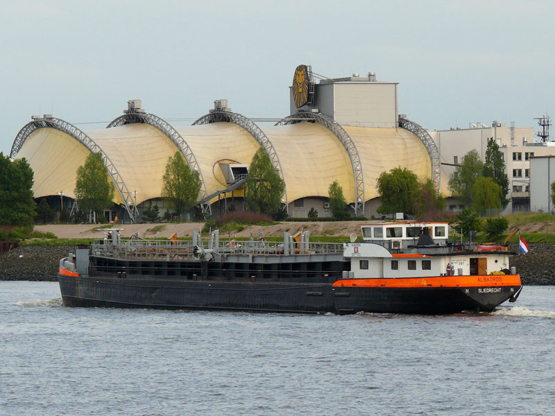 Saugbaggerschiff ALBATROS, Sliedrecht der  niederlndischen Firma Baggerbedrijf De Boer, Lnge: 72 m lang, Breite: 9,5 m,  Baggerkapazitt: 1316 m; auf der Elbe im Hamburger Hafen vor der Musicalhalle  Knig der Lwen ; 26.05.2010
