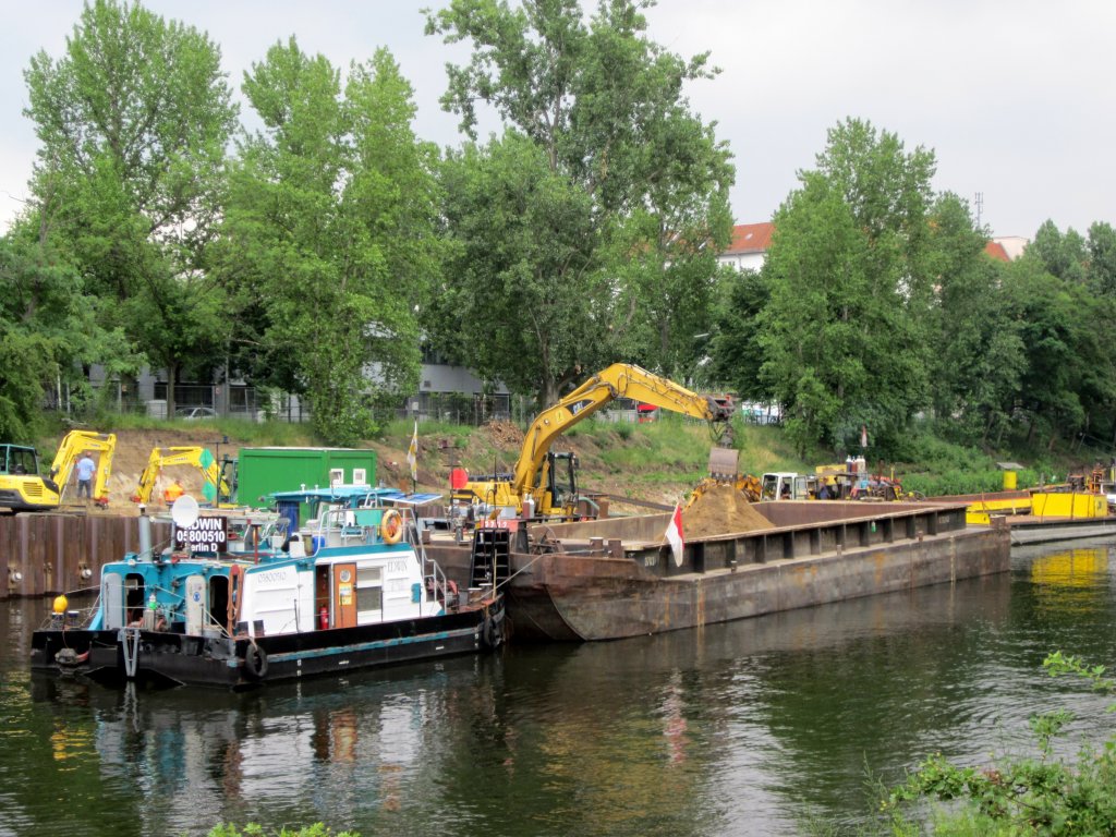 SB Edwin , 05800510 , 10,71 x 5,10 , lt am 03.07.2012 im Charlottenburger Verbindungskanal einen Leichter beladen.