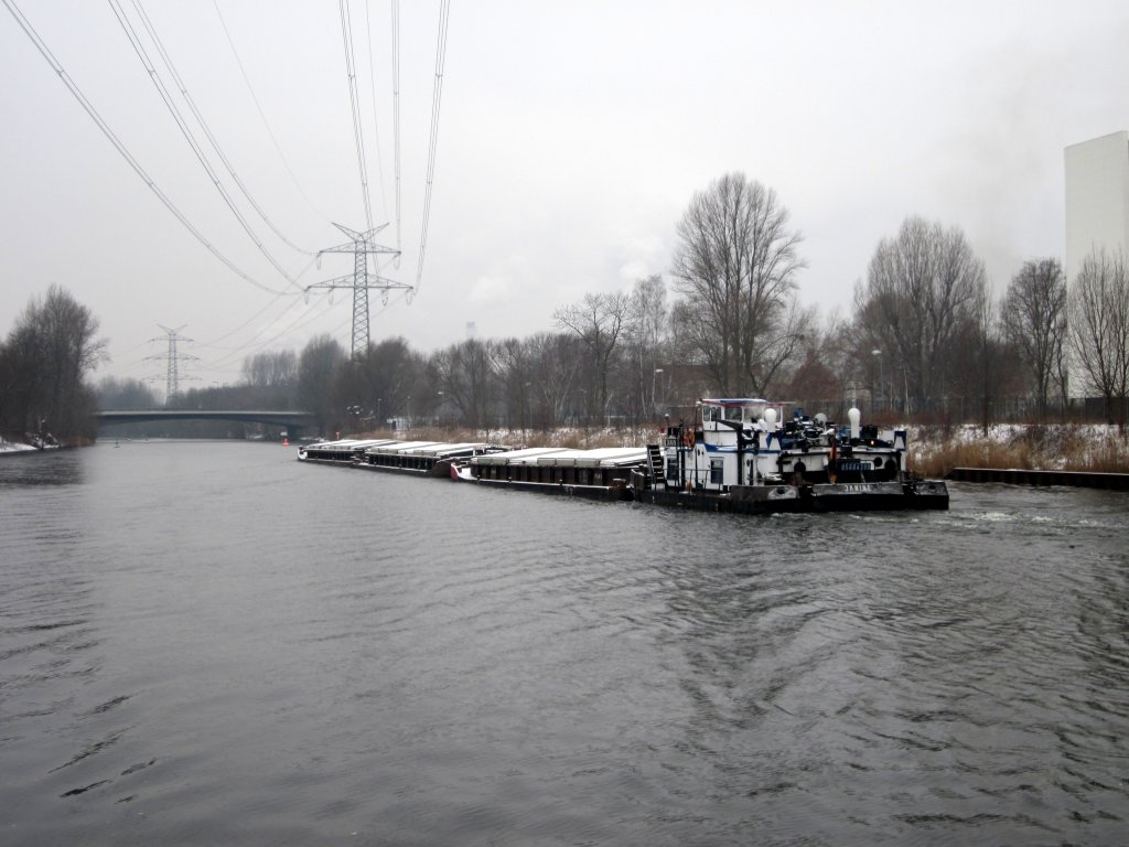 SB Janine , 05604390 , schiebt am 14.01.2013  3 SL  auf der Spree in Berlin zu Tal. Gesamtlnge des Verbandes: 111,50m , Breite: 8,20m. 