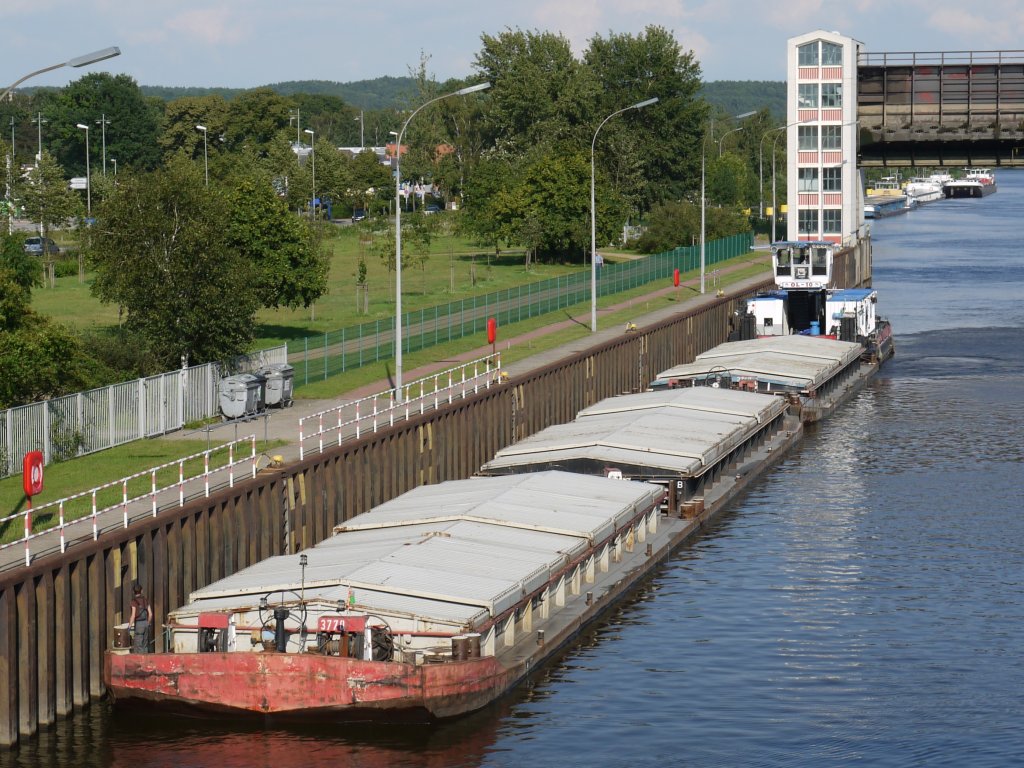 SB ODRA LLOYD 10, Szczecin (Stettin), ENI: 05603710 - ex SCH 2430 -2008, Berlin - mit drei SL die Elbe zu Tal ist in die Schleuse Geesthacht eingelaufen; 08.07.2011
