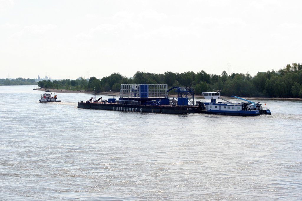 SB Orient (02006204) zieht und SB Libra schiebt am 17.05.2012 den sehr breiten und wahrscheinlich schweren Schwertransport bei Rees den Rhein zu Berg. 