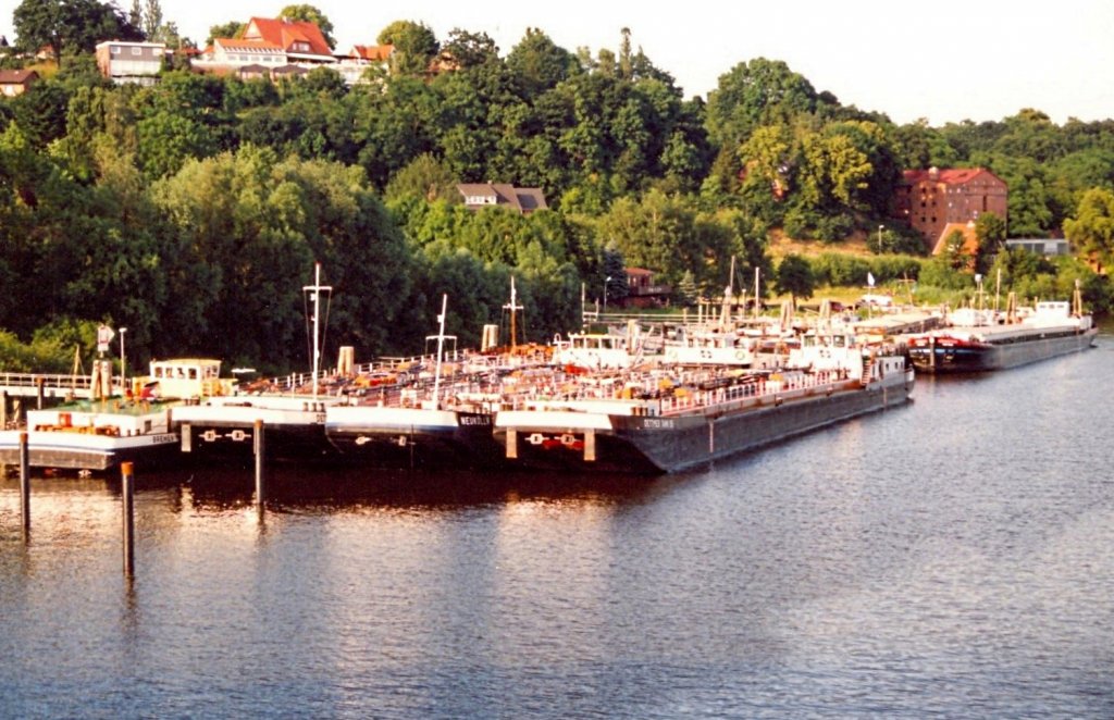 Scan von Foto. Im  JULI 1994  liegen einige Schiffe der Dettmer Reederei in Lauenburg / Elbe.