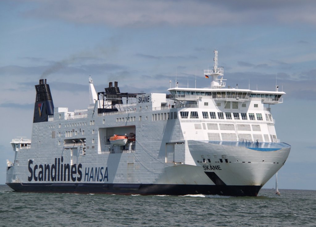 Scandlines Fhre Skane auf dem Weg von Trelleborg nach Rostock berseehafen beim Einflaufen im Hafen von Warnemnde.22.07.2012
