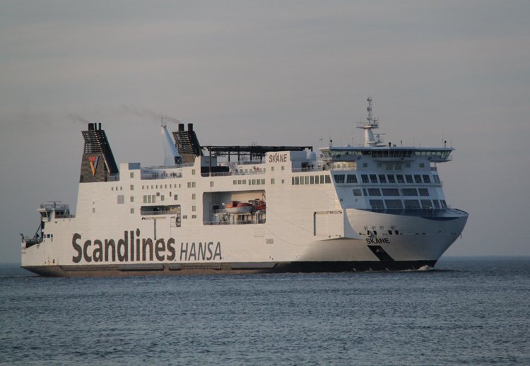 Scandlines-Fhre SKANE hat ein 6-stndige berfahrt von Trelleborg hinter sich und wird gleich den Rostocker berseehafen erreichen.
Rostock-Warnemnde am 09.05.2011