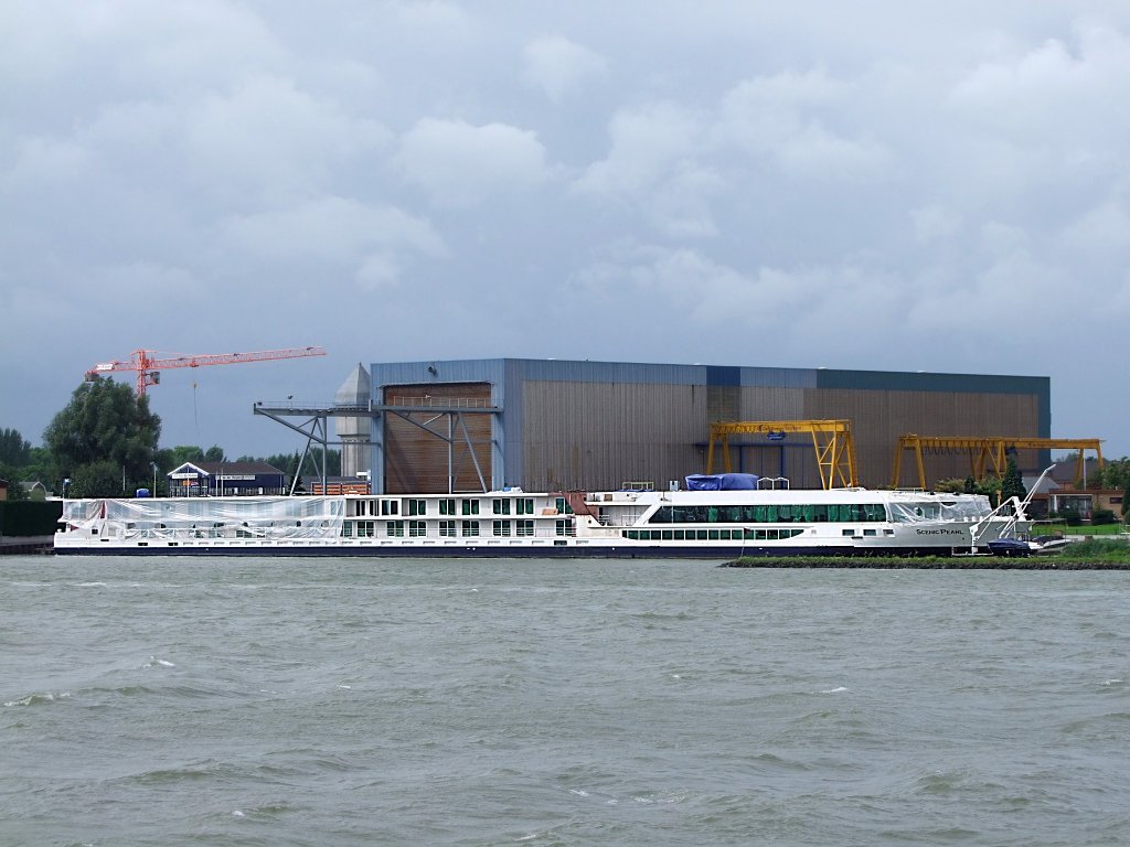 SCENIC-PEARL ein Kreuzfahrtschiff mit einer Lnge von 135mtr. und 169Passagieren sowie 48Crew-Personen, erhlt in Werkendam ihren letzten Schliff; 100829