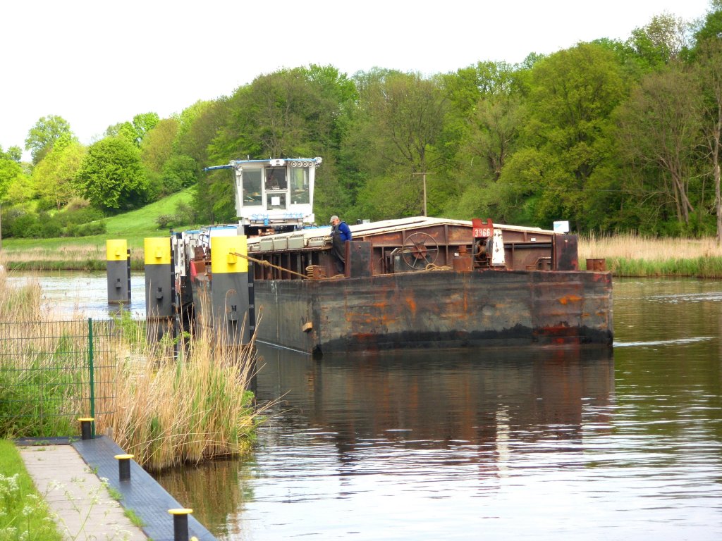 SCH 2434 ENI , mit nur einem leeren Leichter im ELK unterwegs, hier im Unterwasser der Schleuse Behlendorf...  Aufgenommen: 13.5.2012