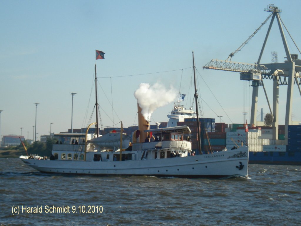 SCHAARHRN  am 9.10.2010, Hamburg,Unterelbe  Hhe  Neumhlen /
Dampfschiff, Bereisung / BRZ 225 / La 41,66m, B 6,8m, Tg 3,5m / 606 kW, 14 kn / 1908 bei Jannssen & Schmilinsky, Hamburg / Heimathafen: Hamburg /
