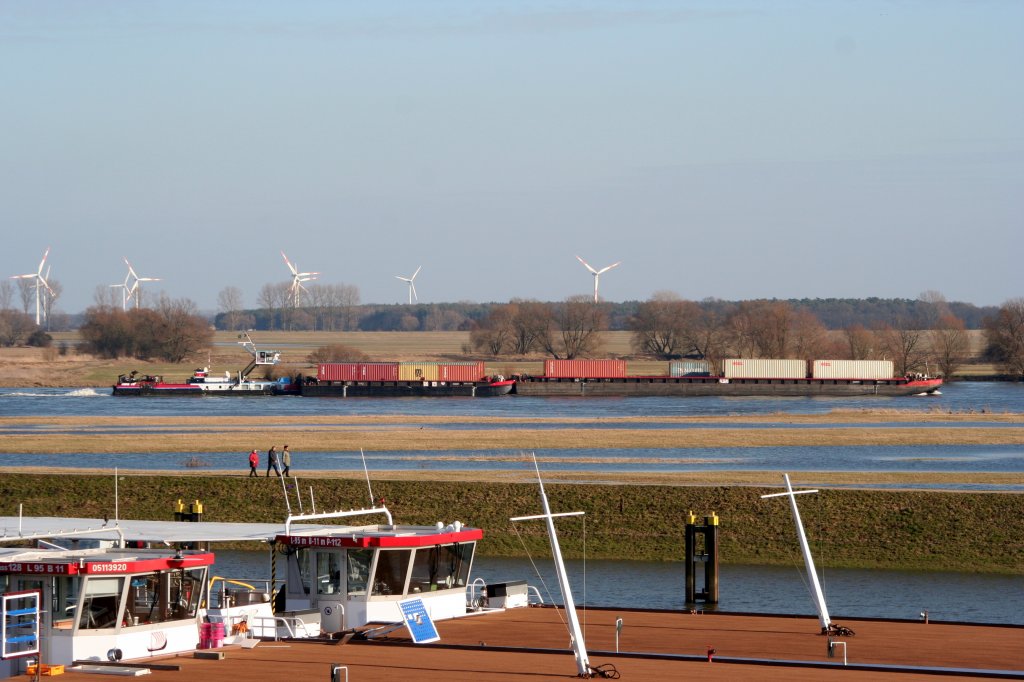 Schb 2637 , 5800980 , 28,68 x 10,27 , am 02.03.2013 mit Container-SLern bei Tangermnde auf der Elbe zu Berg.