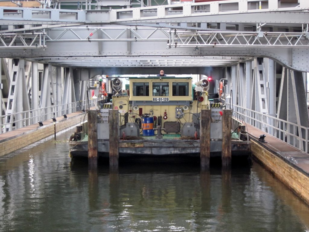 Schb Bizon-B-30 (BG-01-120) , 08355170 , am 12.10.2012 im Schiffshebewerk Niederfinow auf Talfahrt.