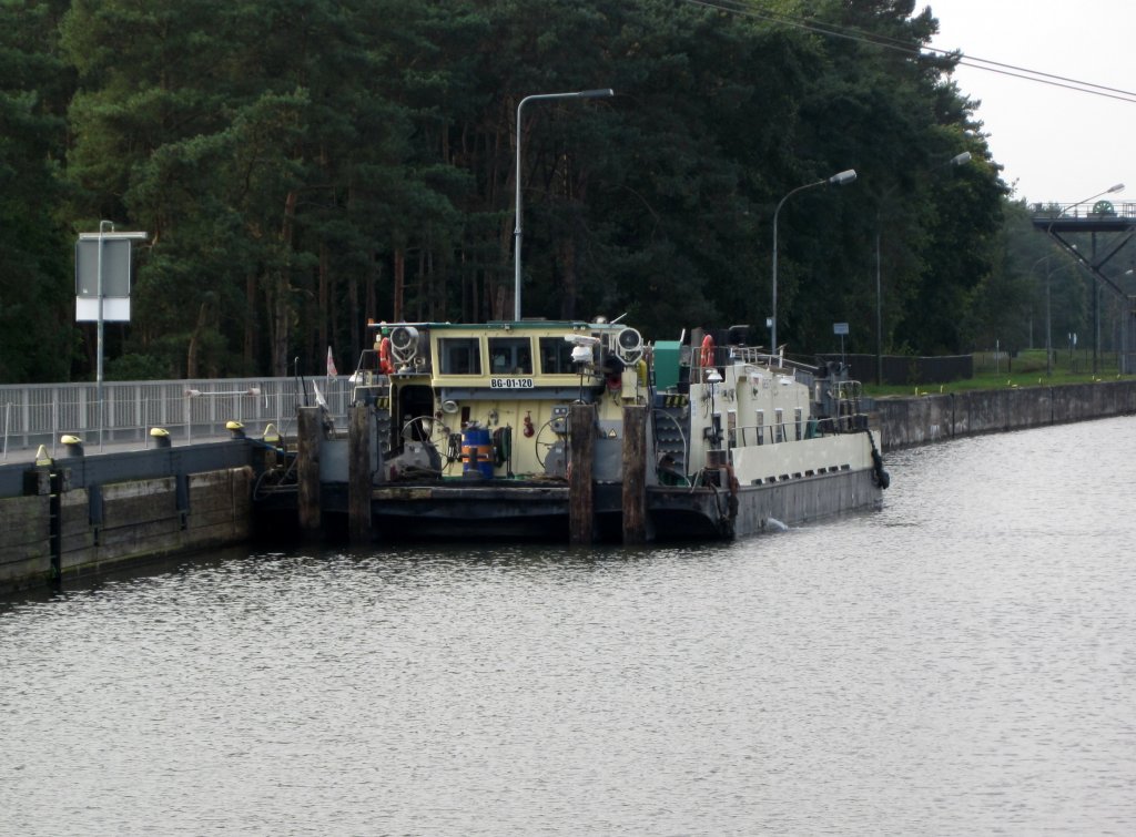 Schb Bizon-B-30 (BG-01-120) , 08355170 , wartet am 12.10.2012 am Startplatz im Oberwasser des Schiffshebewerkes Niederfinow auf die Talfahrt.