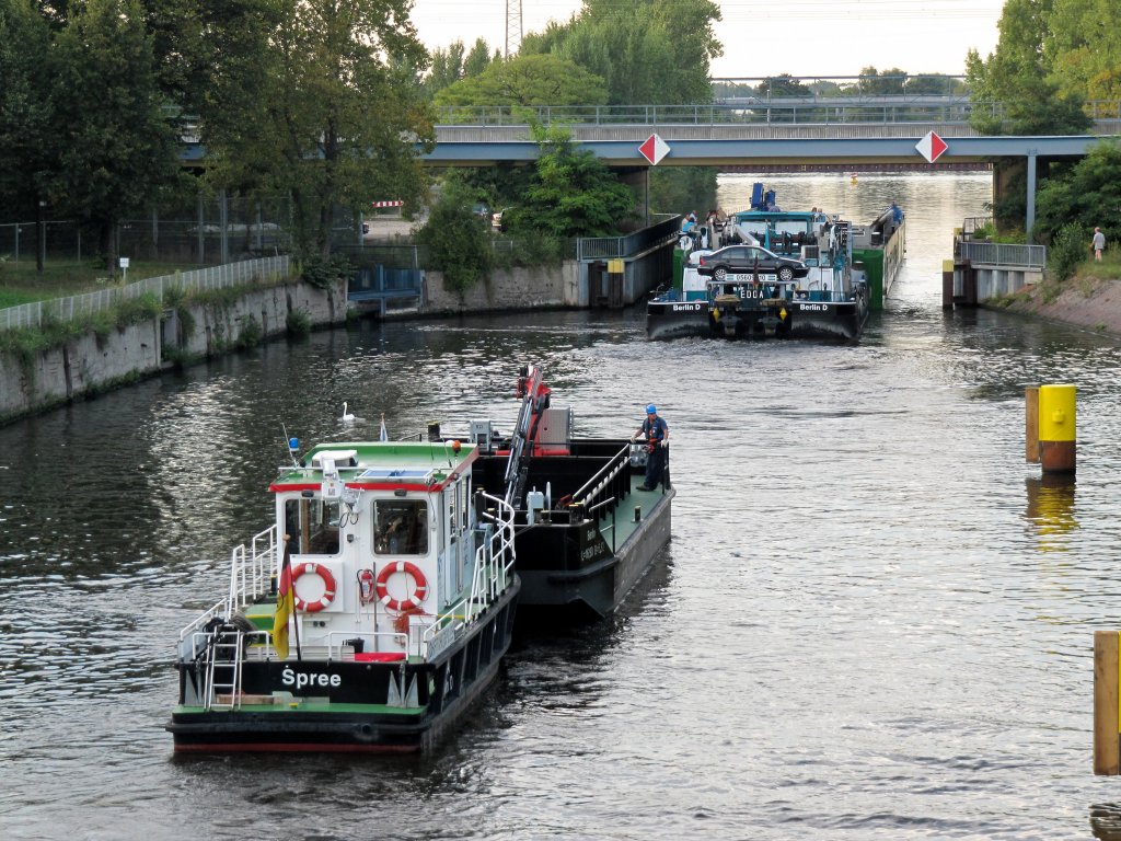 Schb Spree vom WSA , 13,06 x 3,82 , folgt mit seinem Leichter dem Schb Edda Richtung westhafenkanal. 10.09.2012