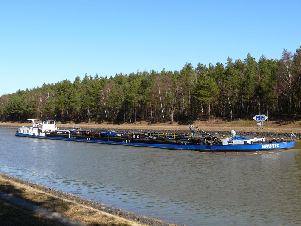 Scheint vollgebunkert zu sein, so tief wie es im Wasser liegt, das Tankmotorschiff NAUTIC, Boizenburg (05300160) Lnge 80,0m , Breite 8,25 m , T 1230 ton auf dem Elbe-Seitenkanal am Kanal-km 94 in Richtung Mittellandkanal; 19.03.2011
