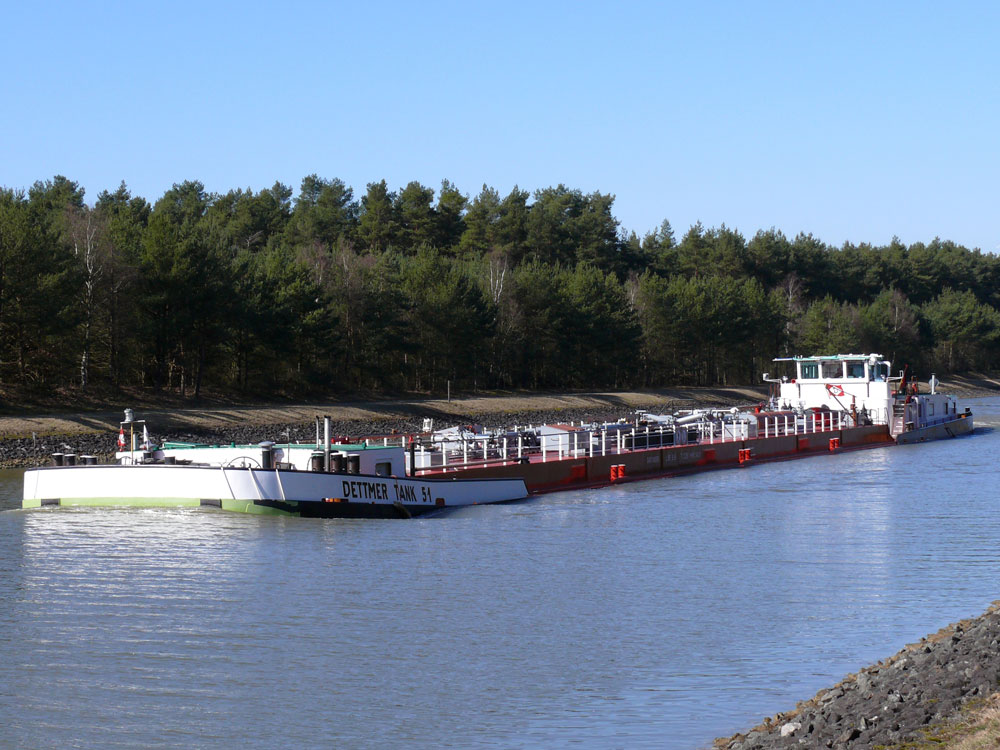 Scheint vollgebunkert zu sein, so tief wie es im Wasser liegt, das Tankmotorschiff DETTMER TANK 51, Bremen (04014550) L 85m , B 9m , T 1326 ton auf dem Elbe-Seitenkanal in Richtung Mittellandkanal; 19.03.2011
