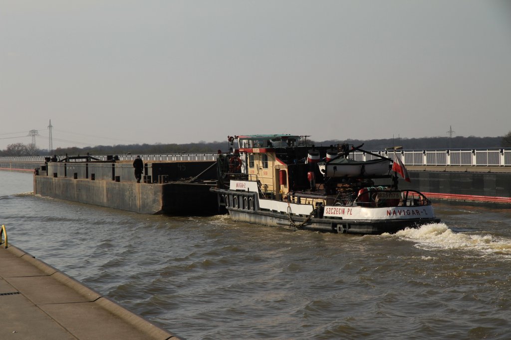 Schiff in der Trogbrücke des Wasserstrassenkreutzes MD am 26.03.12 Polnisches Schubschiff  Navigar-2 