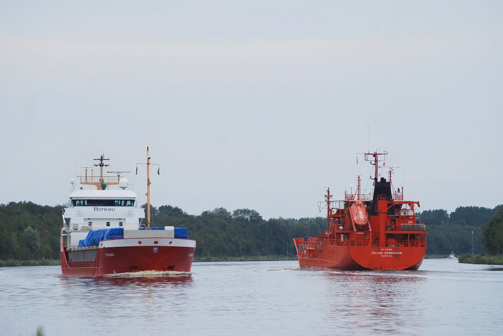 Schiffsbegegnung auf dem Nord-Ostsee-Kanal bei Grnental zwischen dem Tanker Roland Essberger rechts und dem Kmo Sydgard links aufgenommen am 11.09.11 