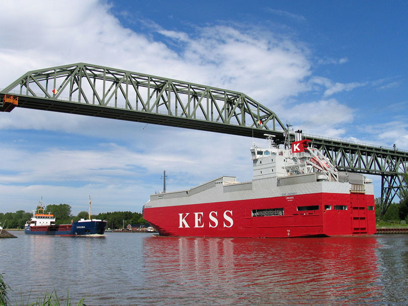 Schiffsbegegnung auf dem Nord-Ostseekanal an der Eisenbahnbrcke Hochdonn: EMS HIGHWAY, Limassol/Zypern (IMO:9195133) in Richtung Kiel und der norwegische Frachter DANUBIA (Lnge: 83 m, Breite: 11 m; IMO 8415653) in Richtung Brunsbttel; 06.06.2010
