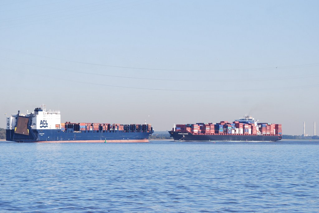 Schiffsbegegnung auf der Elbe bei Twielenfleth zwischen dem Ro-Ro Frachter Atlantic Cartier nach Hamburg einlaufend und dem Containerschiff Hyundai Navarino auslaufend aufgenommen am 01.10.11