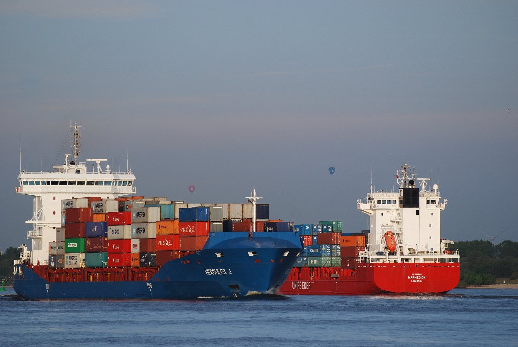 Schiffsbegegnung auf der Elbe vor Schulau Wedel zwischen den beiden Feedern Marnedijk und Hercules J am Himmel erkennt man sogar zwei Heiluftballone.