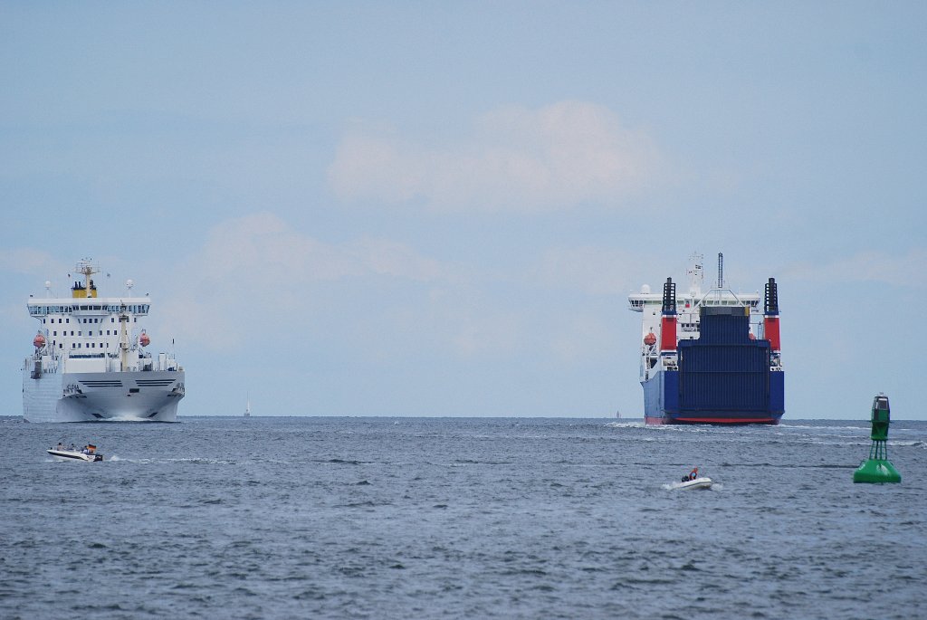 Schiffsbegegnung auf der Ostsee vor Travemnde zwischen den Ro-Ro Schiffen Stena Freighter rechts und der Helena links aufgenommen am 18.07.10