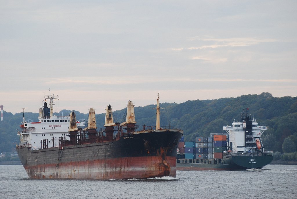 Schiffsbegegnung vor dem Rschpark Hamburg Finkenwerder am 03.10.10 zwischen dem Bulker Northern Star und dem Feeder Herm.