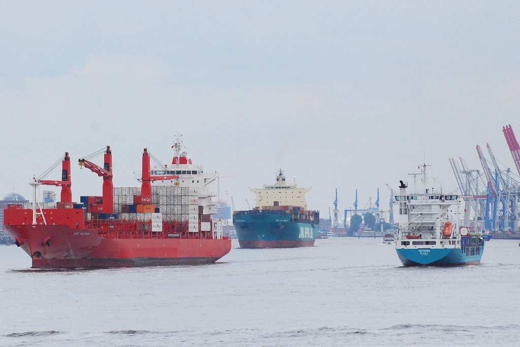 Schiffsbegegnung vor Hamburg zwischen dem Fedder Victoria rechts einlaufend der Cap Patton links vorne auslaufend und MSC Los Angeles links hinten ebenfalls auslaufend am 27.05.10