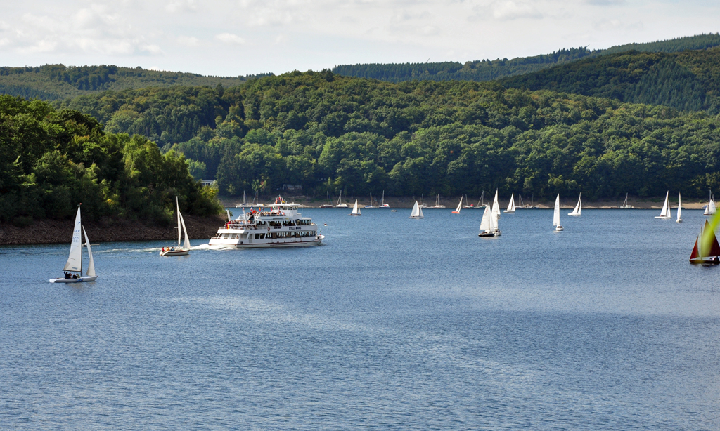 Schiffsverkehr am Rurstausee. Jede Menge Segler und dazwischen der Ausflugsdampfer  Stella Maris  - 05.09.2010