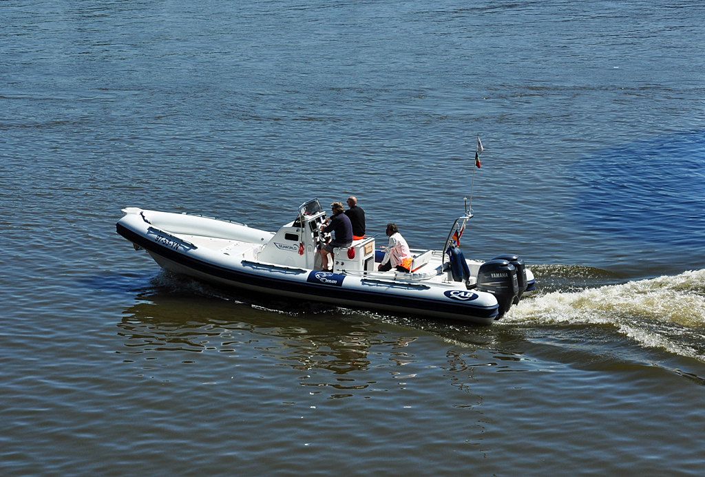 Schlauch-Motorboot auf dem Rhein in Kln - 30.05.2011
