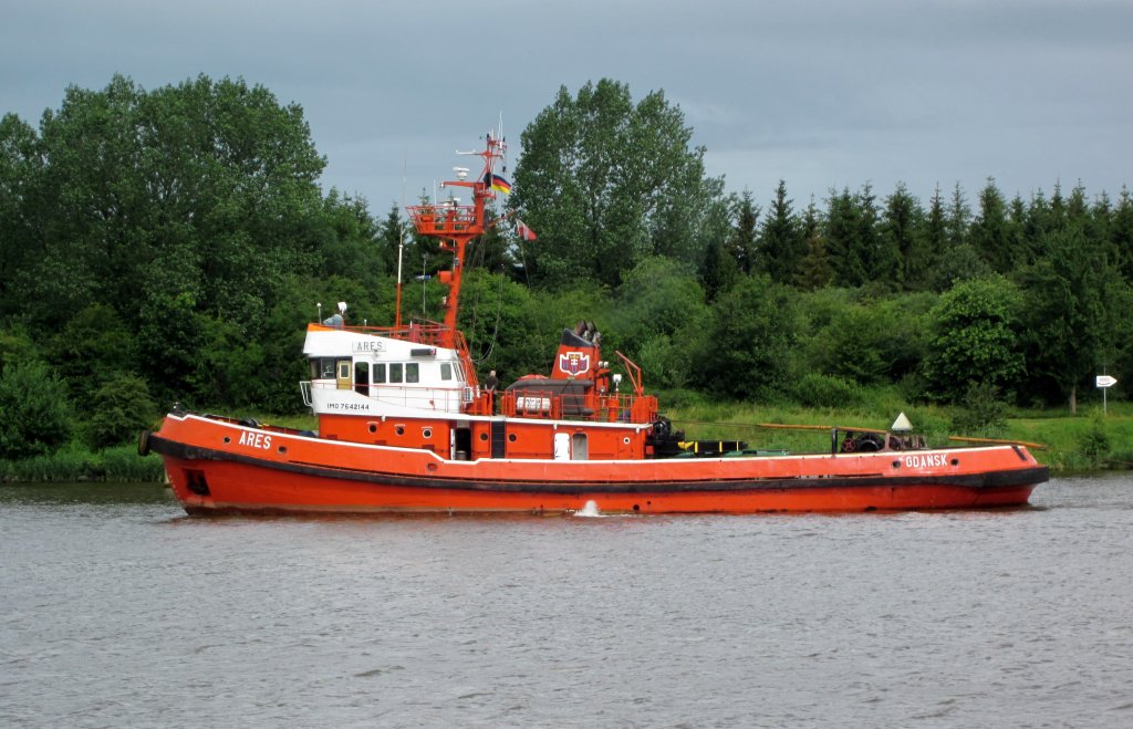 Schlepper Ares , IMO 7642144 , Gdansk , am 20.07.2012 auf dem NOK in der Ausweichstelle Breiholz , Fahrtrichtung Brunsbttel.