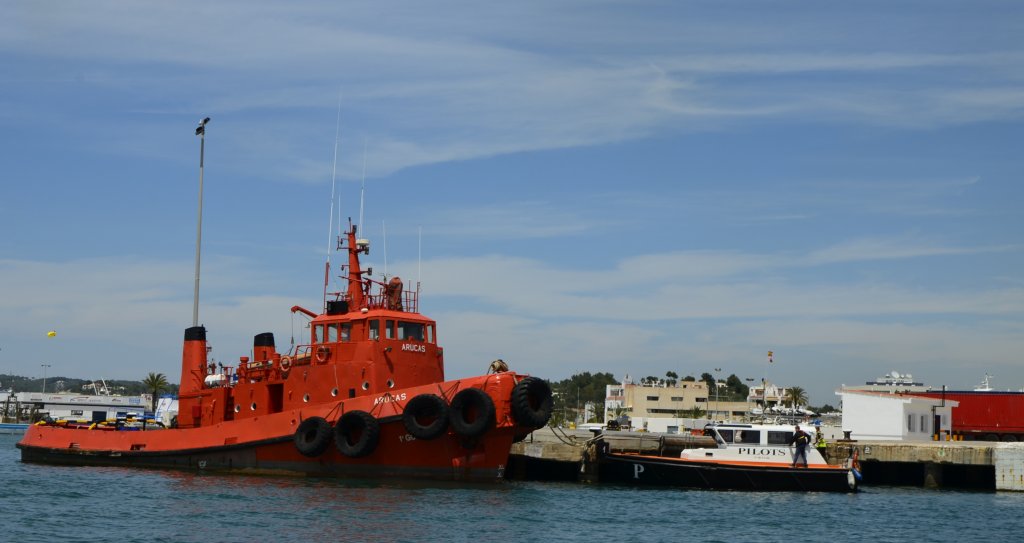 Schlepper ARUCAS im Frachthafen von Eivissa. IMO. 7233 137, 1974 gebaut von Factorias Vulcano in Vigo. Daneben legt gerade das Lotsenboot an.(09.05.2013)