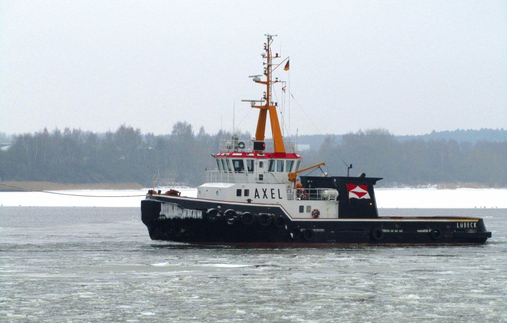 Schlepper AXEL IMO 8918590, auf Sicherungsfahrt am Heck des Bulk-Carrier SPIRIT OF BRAZIL ... Aufgenommen: 13.2.2012