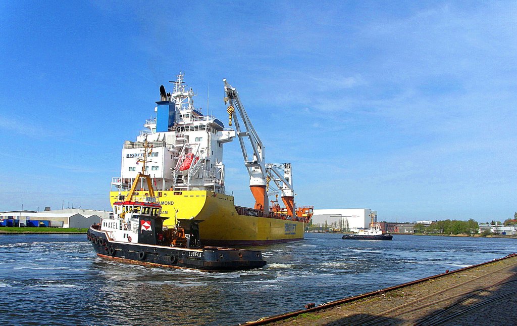 SCHLEPPER AXEL IMO: 8918590, hilft zusammen mit der Holtenau das 157m lange Schiff in der ca.180m breiten Trave um 180 zu drehen...