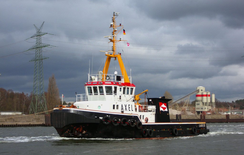 Schlepper AXEL IMO 8918590, luft als  Bremser  im Schleppzug mit der ID RED SEA die Trave in Lbeck-Schlutup aufwrts ... Aufgenommen: 1.4.2012