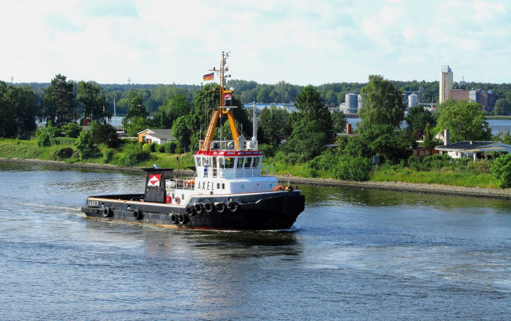 Schlepper AXEL IMO 8918590, MMSI 211266470, Bj.: 1990, L.= 29m x B.= 10m kommt traveaufwrts hier in Hhe der Herreninsel Lbeck... Aufgenommen: 9. Juni 2012