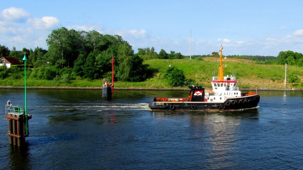 Schlepper AXEL IMO 8918590 traveaufwrts mit Kurs Lbeck... Aufgenommen: 9.6.2012