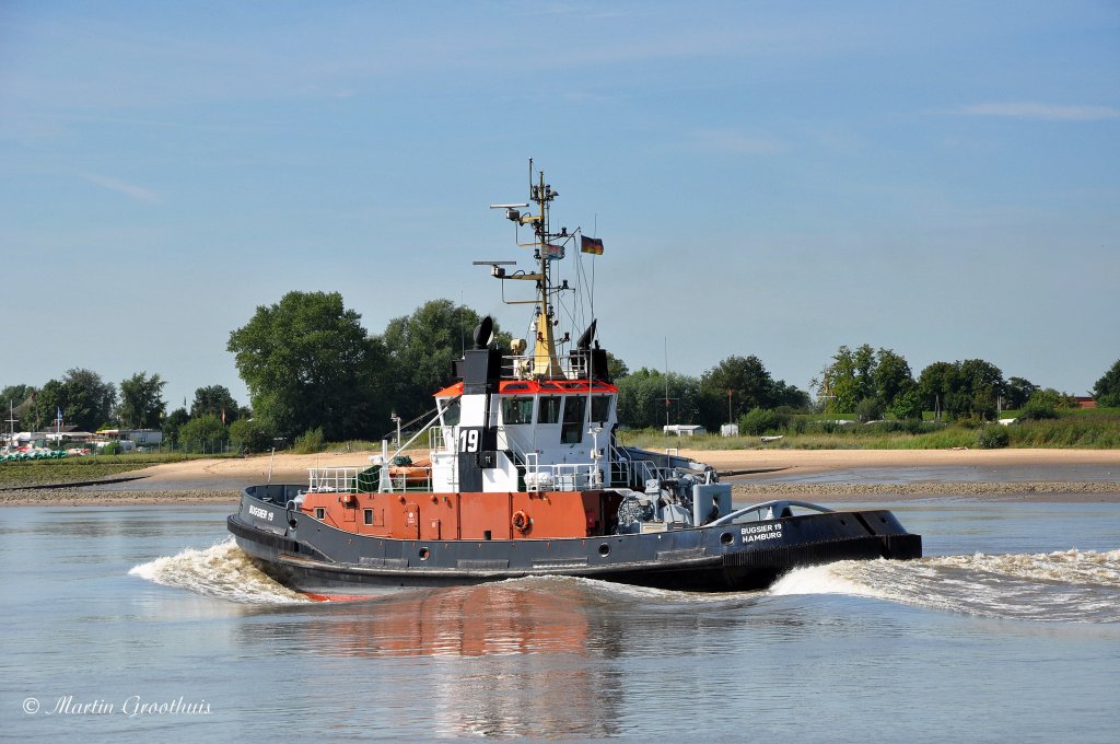 Schlepper  Bugsier 19  am 12.07.2010 auf der Weser bei Brake gesehen.
IMO 9158472 / Pfahlzug 51t / 13 kn / L:30,6m / B:11m / Tg.:3m / Baujahr 1997 / Heimathafen Hamburg / Flagge Deutschland