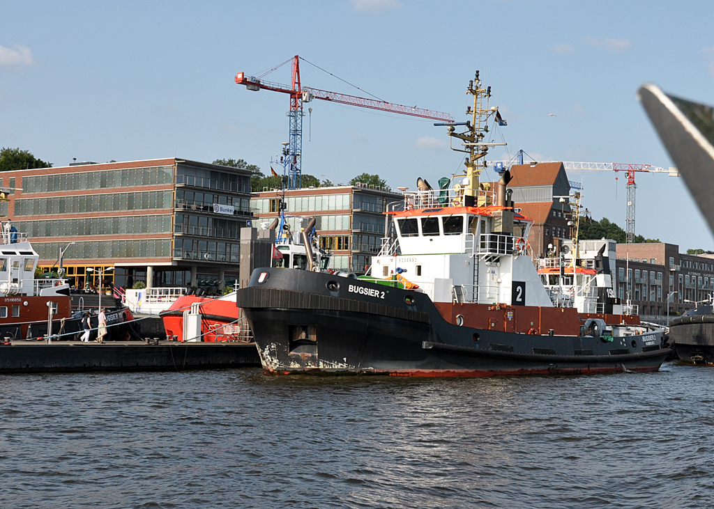 Schlepper  Bugsier 2 , 430 BRT, bei den Landungsbrcken HH - 12.07.2013