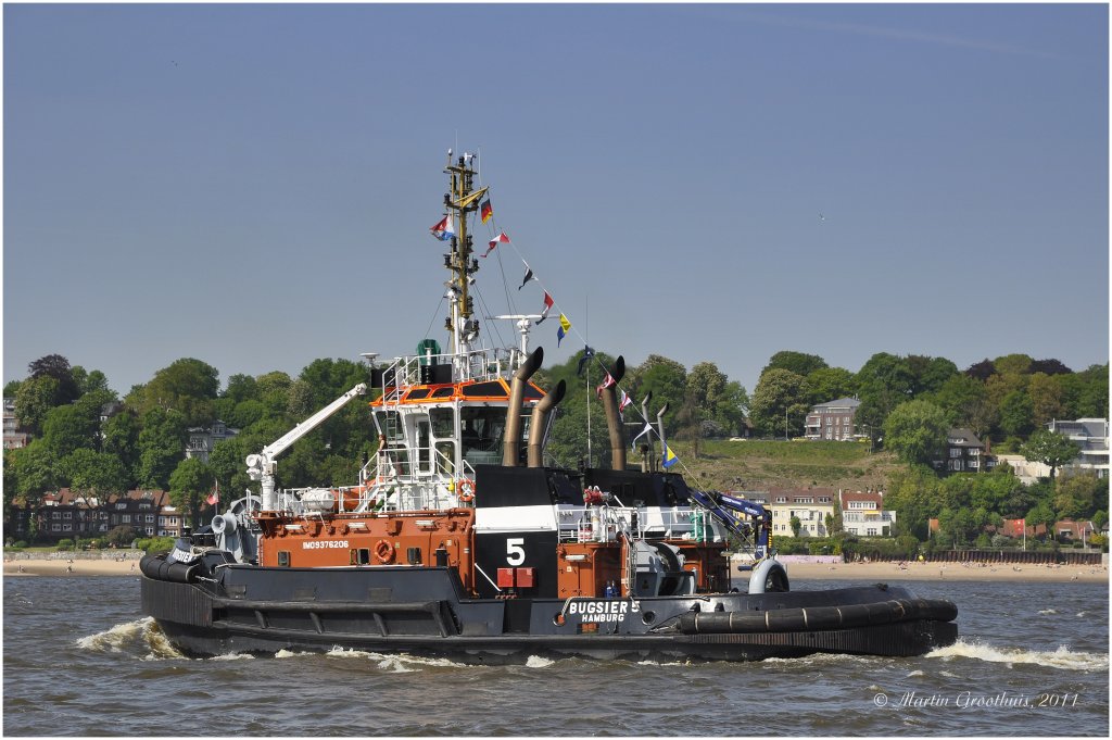 Schlepper  Bugsier 5  am 7.05.2011 im Hamburger Hafen (822. Hafengeburstag).L:28m / B:12m / 6228 PS / Pfahlzug 82,6t / 13 kn / Bj:2008 / IMO 9376206