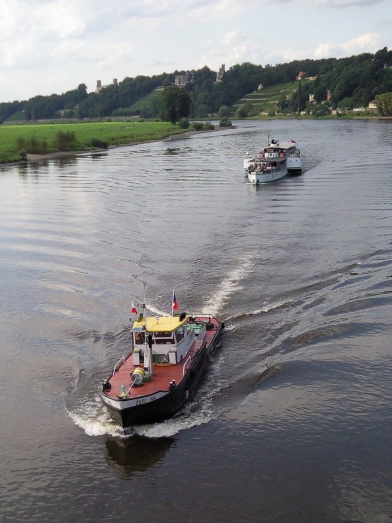 Schlepper der CSPL und Dampfer Dresden vom Blauen Wunder gesehen (der Dampfer wird aber nicht geschleppt)