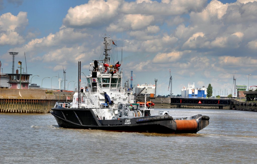 Schlepper  Ems  im Juli 2010 in Bremerhaven. IMO 9323168 / L: 37m / B. 13,12m / TG.: 6,35m / Pfahlzug 77t / Bauj. 2005 / Reederei URAG / Heimathafen: Bremen.