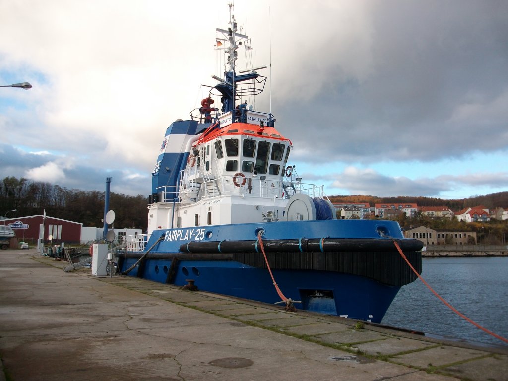 Schlepper  FAIRPLAY-25  am 06.November 2010 im Hafen von Sassnitz.