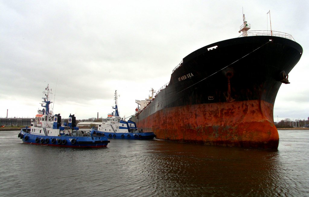 Schlepper Fairplay II und Fairplay V drehen den Bulk Carrier ID RED SEA am Vorwerker Huk in Lbeck...  Aufgenommen: 01.04.2012