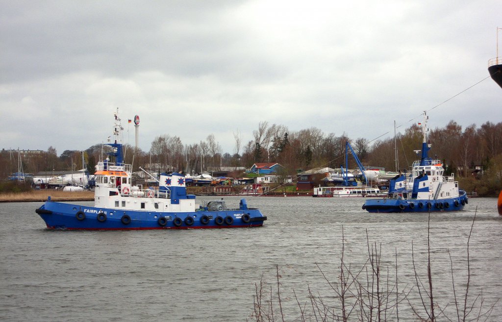 Schlepper FAIRPLAY II IMO 7407817, zieht die ID RED SEA die Trave beim Vorwerker Huk voraus und der Schlepper FAIRPLAY V IMO 8306668 ,hilft beim Drehen, um den Bulk-Carrier achteraus an den Rautenberg-Silo zu bugsieren...
Aufgenommen: 01.04.2012