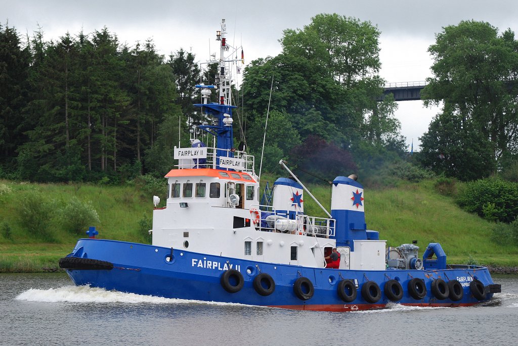 Schlepper Fairplay II IMO-Nummer:7407817 Flagge:Deutschland Lnge:25.0m Breite:10.0m Baujahr:1974 Bauwerft:Sieghold Werft,Bremerhaven Deutschland passiert am 26.06.11 auf dem Nord-Ostsee-Kanal die Eisenbahnhochbrcke Rendsburg.