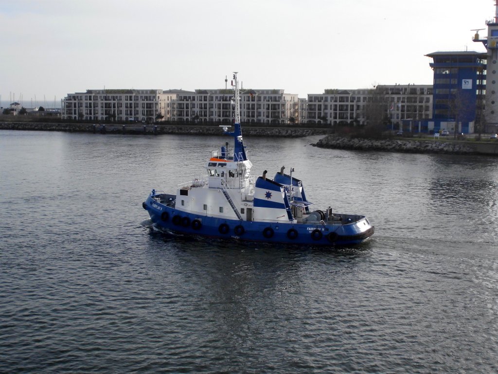 Schlepper  FAIRPLAY V  auslaufend Rostock am 24.04.13.