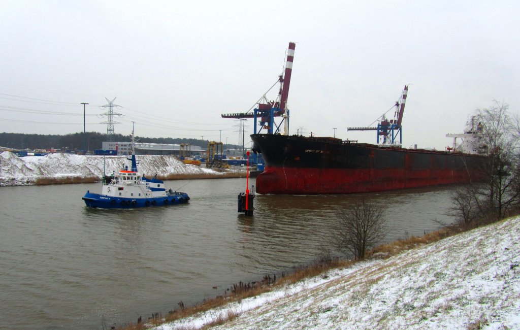 Schlepper  FAIRPLAY V  IMO 8306668 hat die SPIRIT OF BRAZIL am Hacken und zieht den groen BULK-Carrier in den Lbecker Hafen... Aufgenommen: 27.1.2012