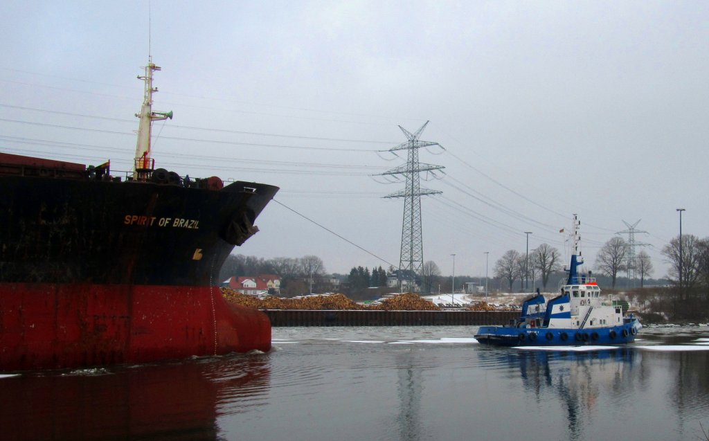 Schlepper FAIRPLAY V IMO 8306668, zieht den riesigen Bulk-Carrier traveabwrts...
Aufgenommen: 13.2.2012