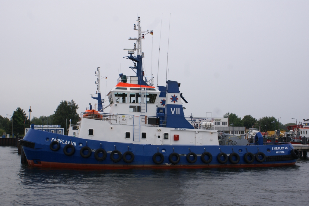 Schlepper FAIRPLAY VII festgemacht an der Einsatzstelle in Rostock - Gro Klein auf dem Gelnde Der Feuerwache II im Juli 2011