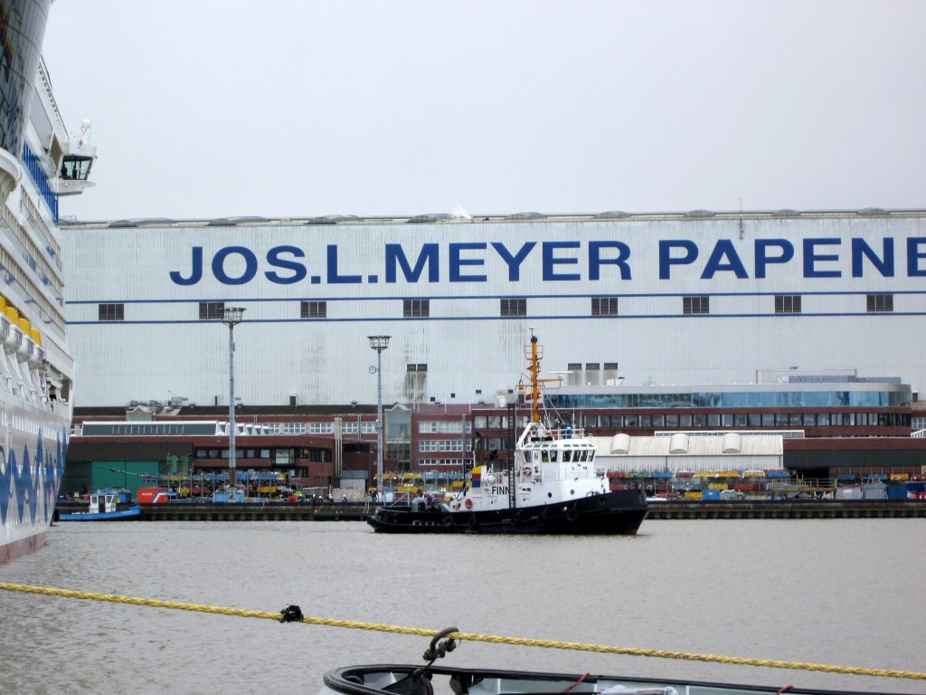 Schlepper Finn war am Bug der  AIDAmar  festgemacht.  Papenburg 01.04.2012  